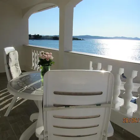 伦贾克公寓 公寓 *